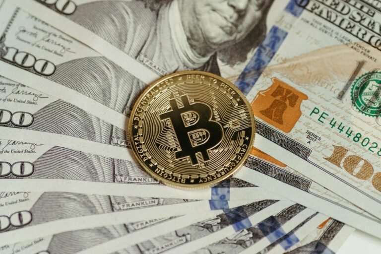 Kiyosaki Diverges from Buffett: Bitcoin vs. Cash as Financial Armageddon Looms