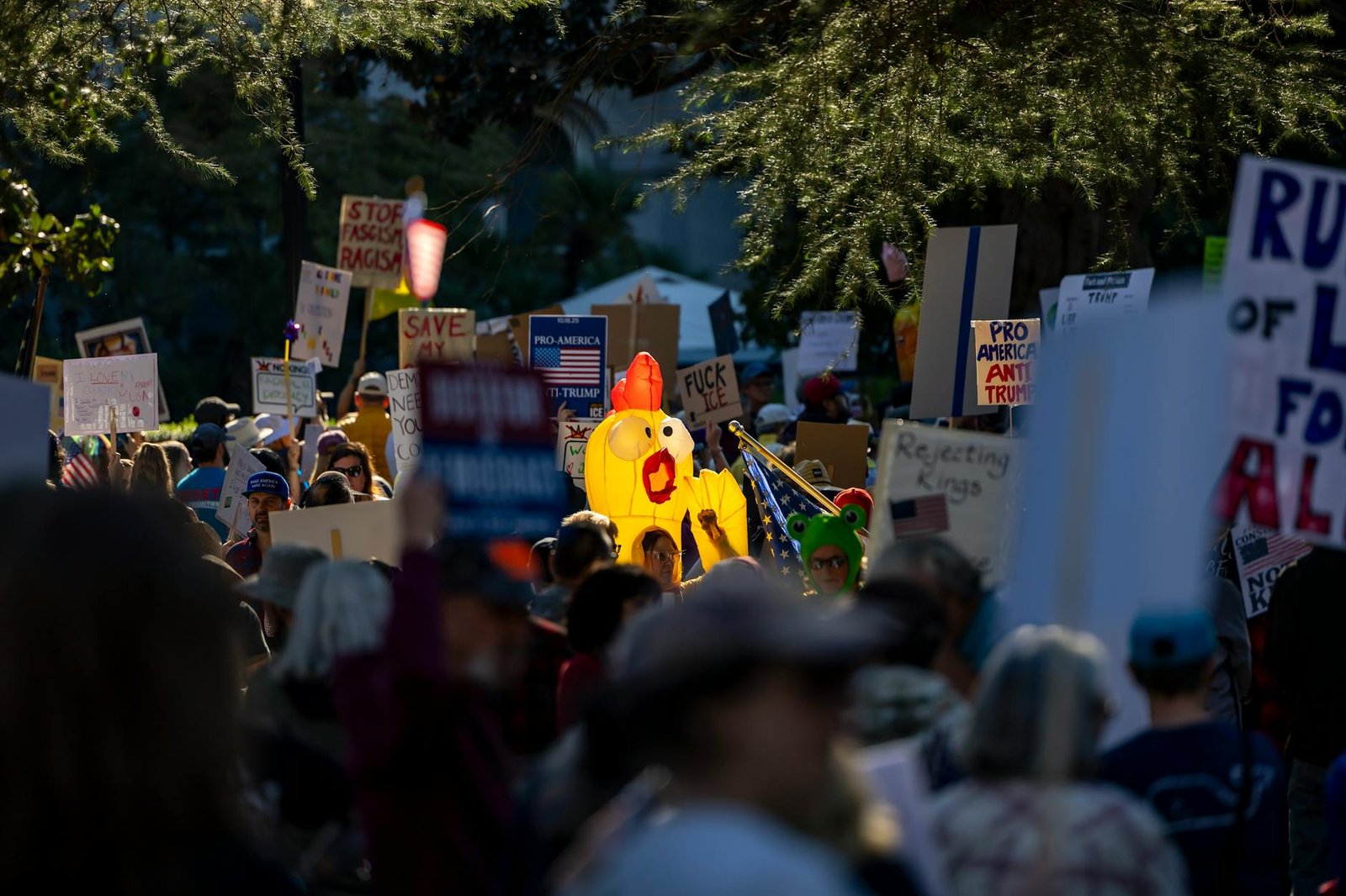 Trump Urges Passage of CLARITY Act, Clashes with Banks Over Stablecoin Regulation