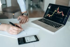 Bitcoin’s Price Pattern Echoes Past Bearish Trend, Raising Alarm Bells