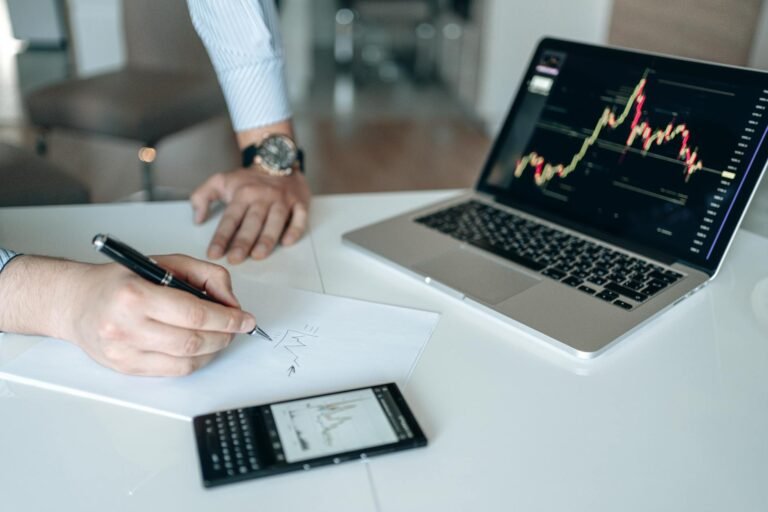 Bitcoin’s Price Pattern Echoes Past Bearish Trend, Raising Alarm Bells