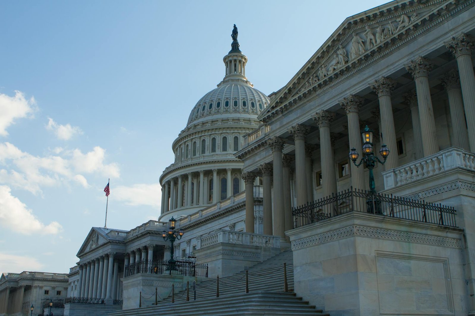 US Senators Call for Federal Investigation of Binance Over Sanctions Violations