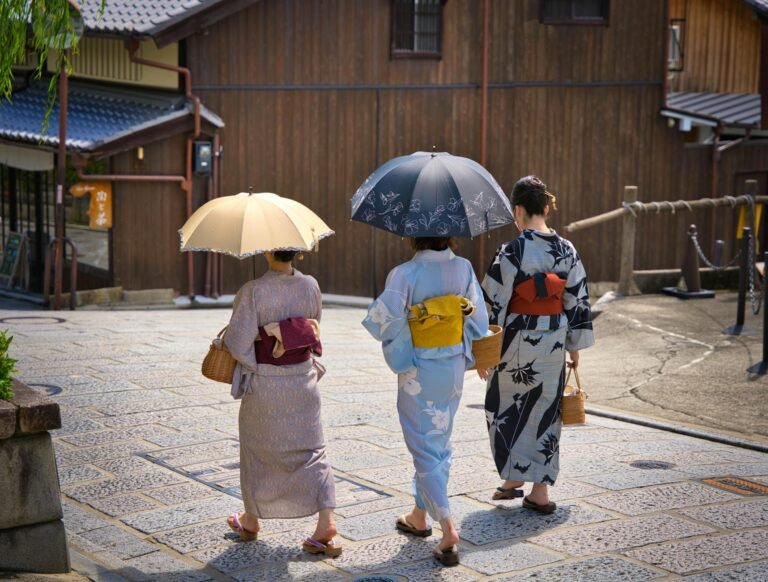 Three Bank of Japan members call for a rate hike; yen rises while bitcoin falls