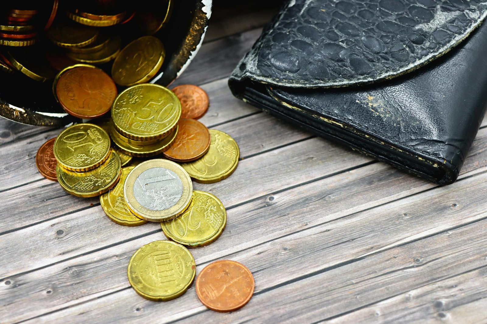 MiCA has made euro stablecoins safe but weak, new report argues