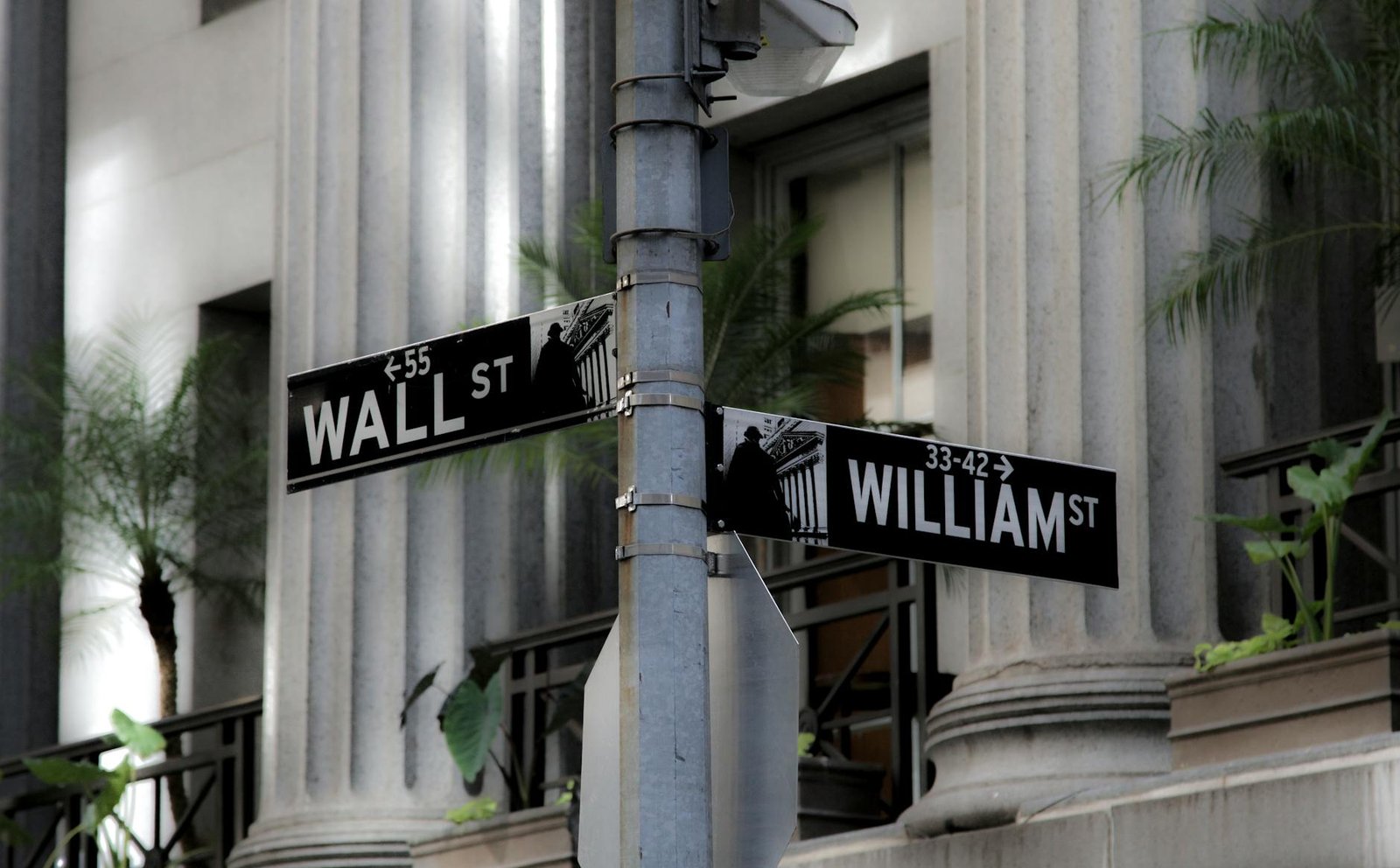 Blackrock Pulls $54M From IBIT as Bitcoin ETF Slide Pushes Assets Below $100B