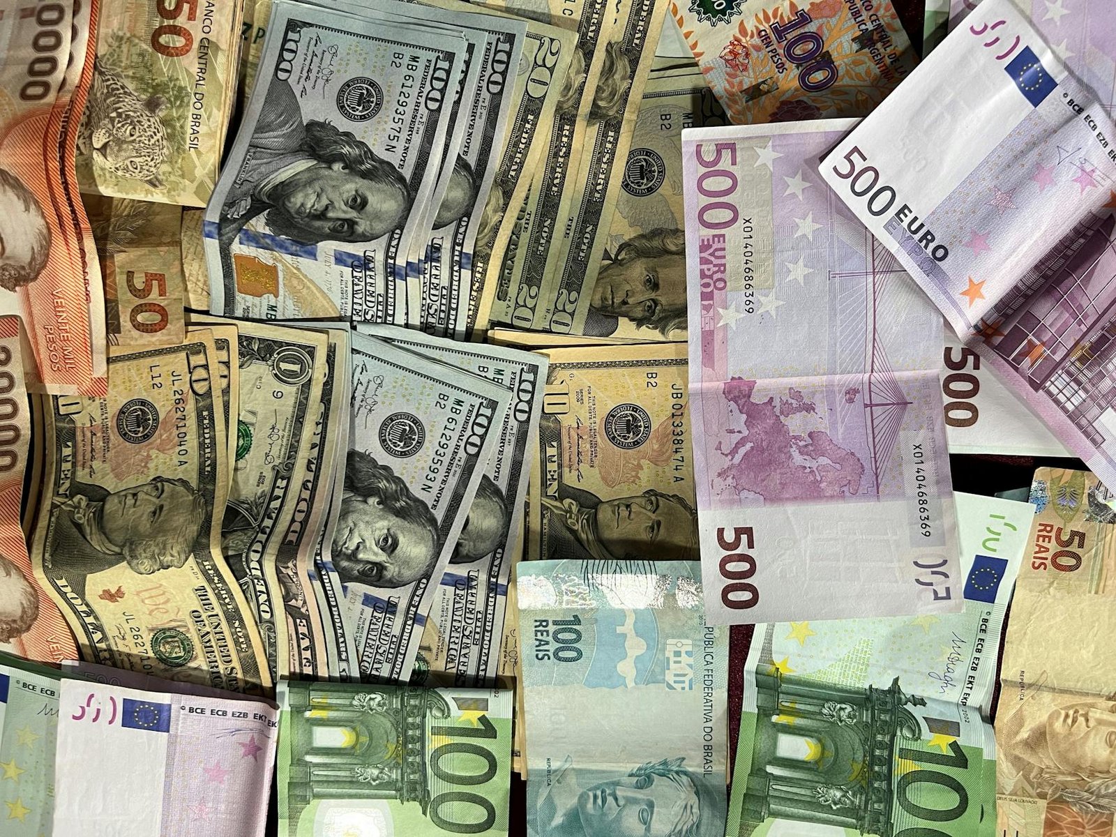 Euro and USD stablecoins depeg amid ongoing $2.8M StablR exploit