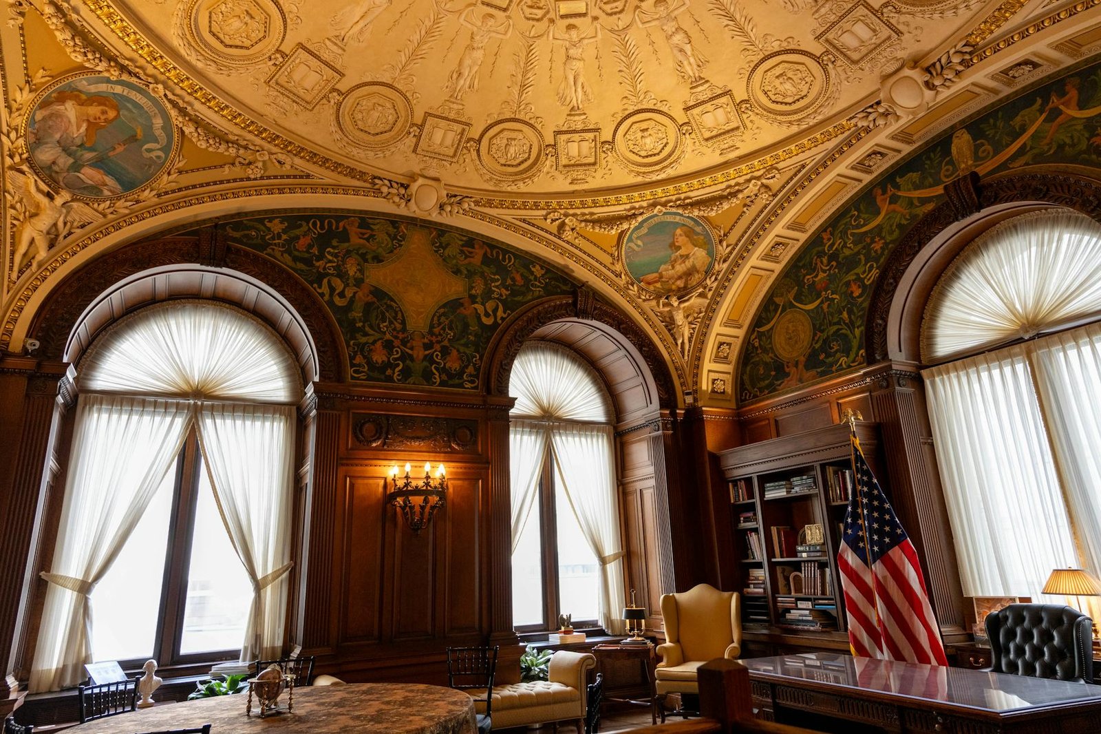 Sen. Warren Accuses OCC of Granting Illegal Charters to Coinbase, Ripple, and 7 Others