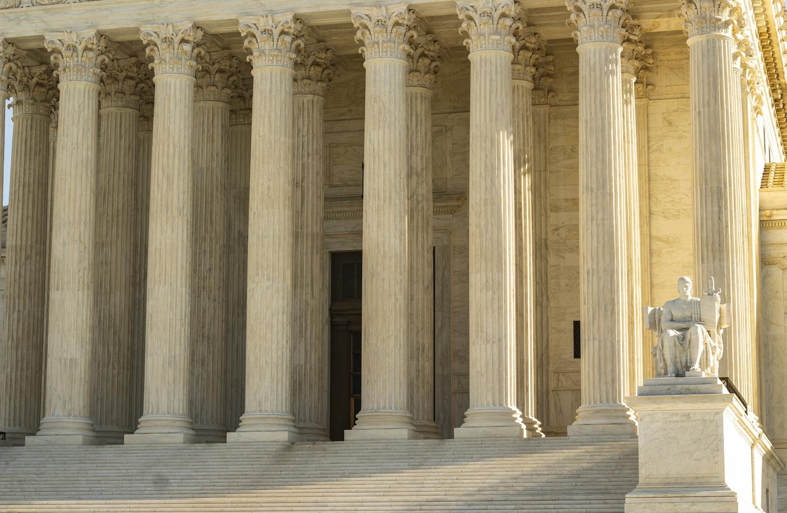 Senator Elizabeth Warren accuses U.S. regulator of approving unqualified crypto banks