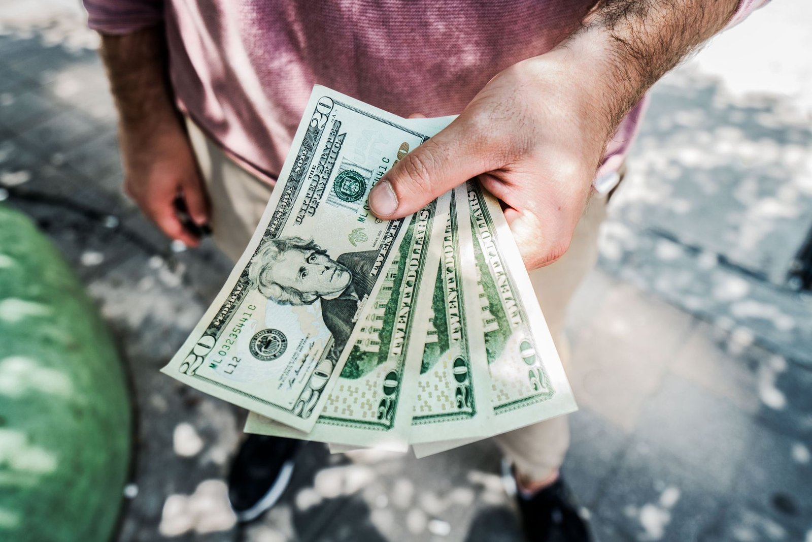 Robert Kiyosaki Renews Dollar Alarm as Bitcoin Becomes His Cash Escape