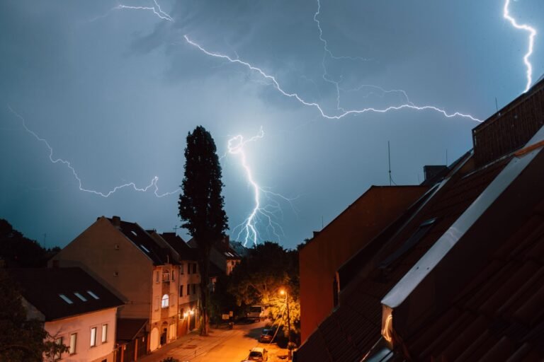 ETH futures flash bearish signal, but stakers’ resilience points to underlying strength