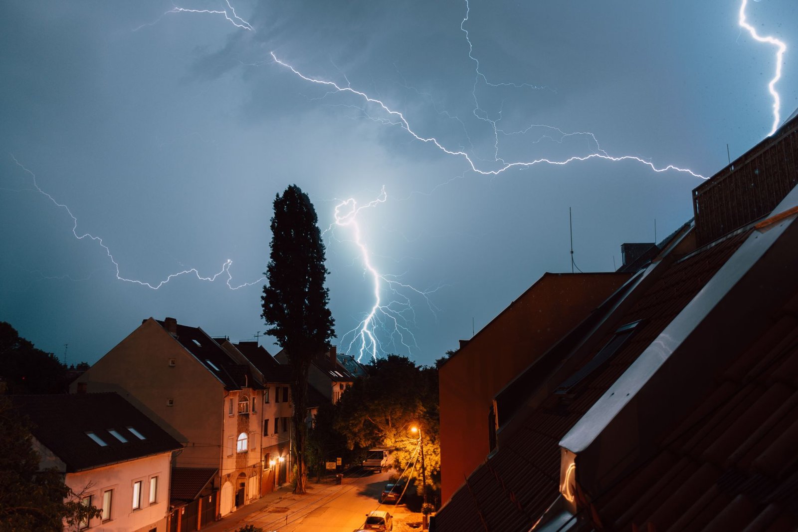ETH futures flash bearish signal, but stakers’ resilience points to underlying strength