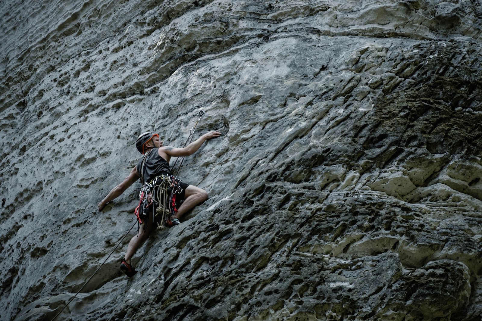 Ether climbs toward $2K as Bitmine buys ETH, Robinhood L2 boost