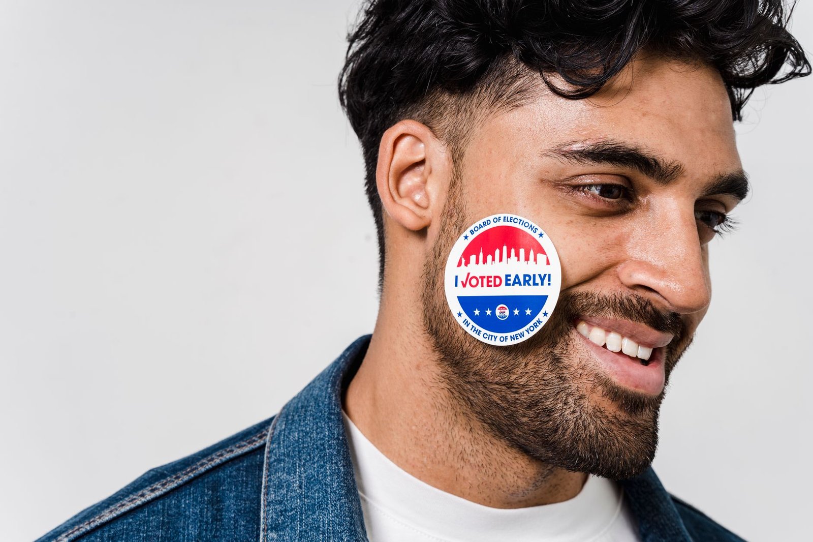 US senator calls for ban on elected officials issuing memecoins