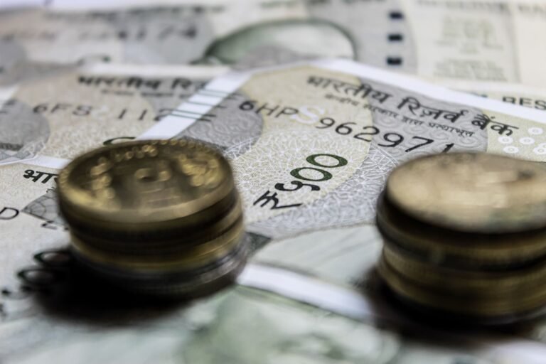 Standard Chartered Holds $500K BTC Call as Trump Cites China Risk