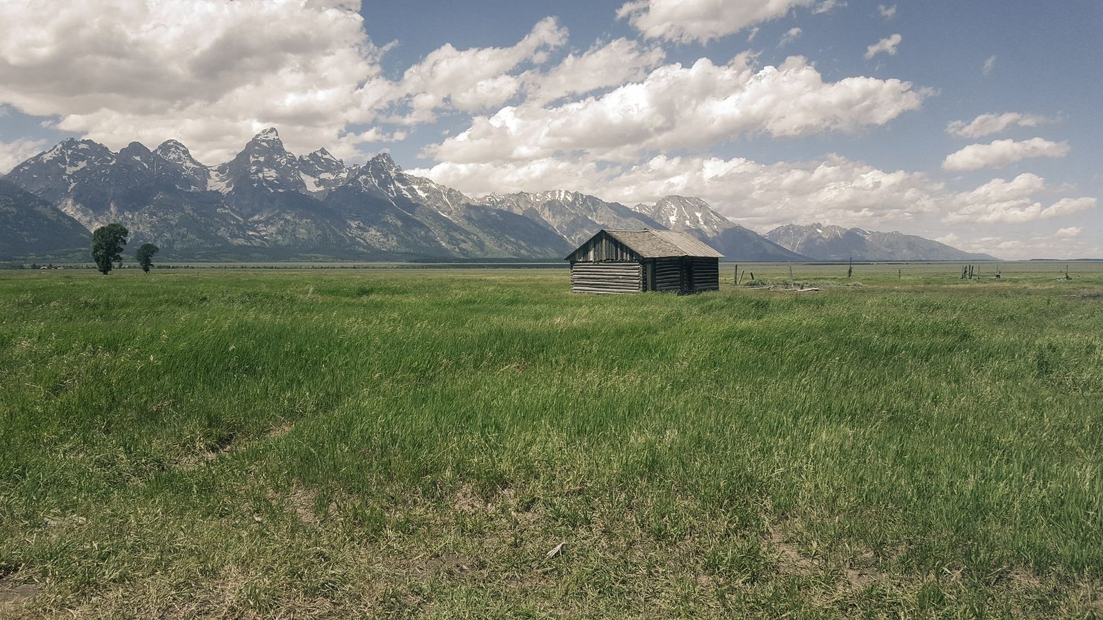 LINK Pops 3% to $9.70 as Wyoming Shifts Stablecoin to CCIP
