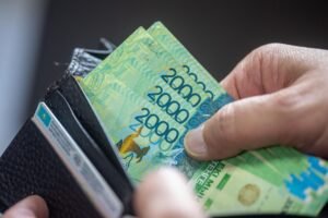 Lummis Rejects Stablecoin ‘Deposit Flight’ Fears as CLARITY Act Fight Intensifies