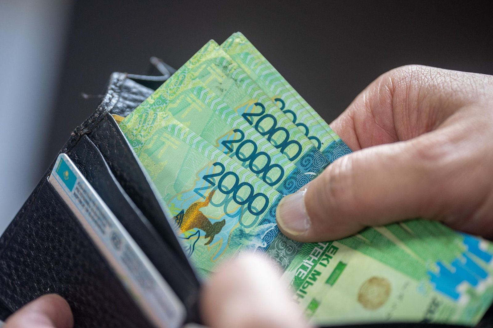 Lummis Rejects Stablecoin ‘Deposit Flight’ Fears as CLARITY Act Fight Intensifies