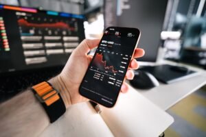 XRP Price Briefly Dropped Below $1 Despite Surging XRP Ledger Activity: Why?