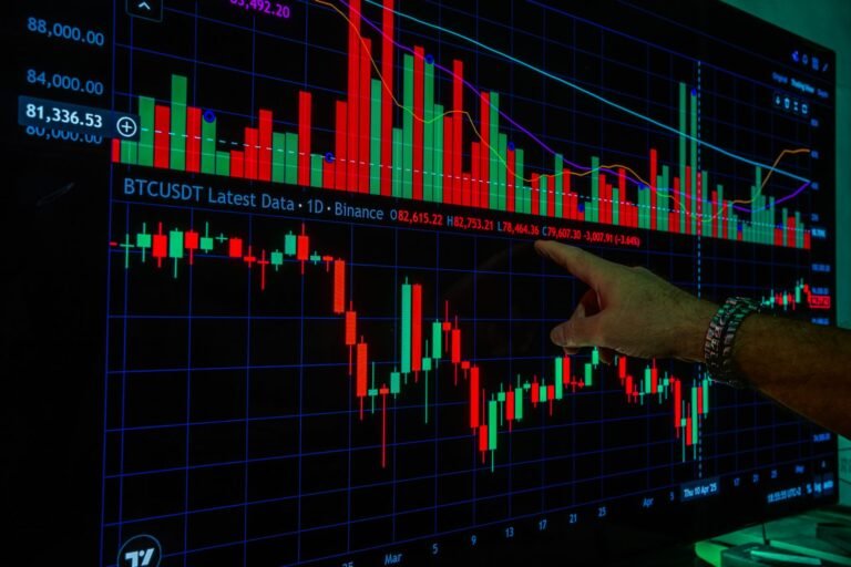 Coinbase’s Armstrong vs. Binance’s CZ: Should You Trust Their Bitcoin Price Calls?