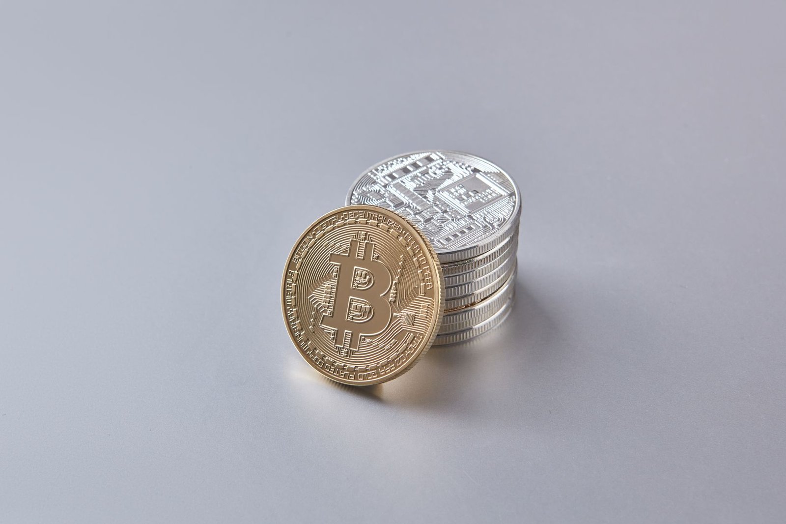 Bitcoin investors pour $853 million into spot ETFs. BlackRock’s IBIT claims the bulk