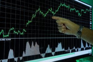 ZEC Dips Below $1,100 as Market Selloff Triggers Altcoin Pullback